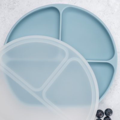 Farfurie compartimentata din silicon cu ventuza si capac, AppeKids – Aqua Blue