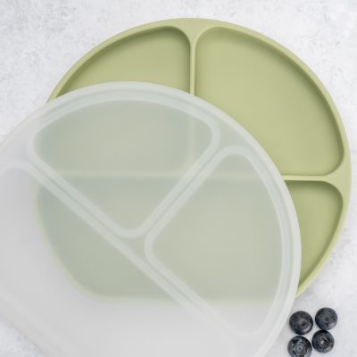 Farfurie compartimentata din silicon cu ventuza si capac, AppeKids – Raw Green