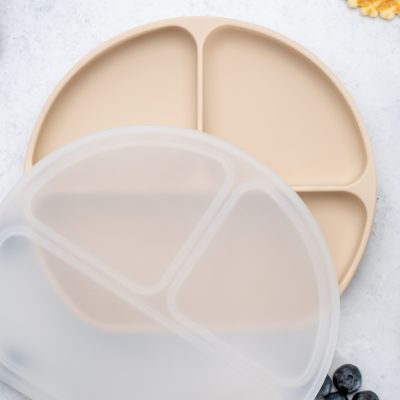 Farfurie compartimentata din silicon cu ventuza si capac, AppeKids – Bubble Beige
